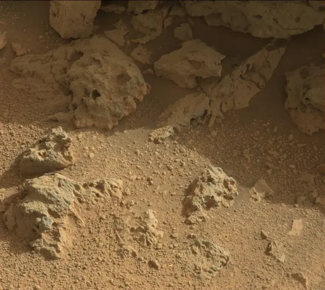 Sol 303: Mast Camera (Mastcam)