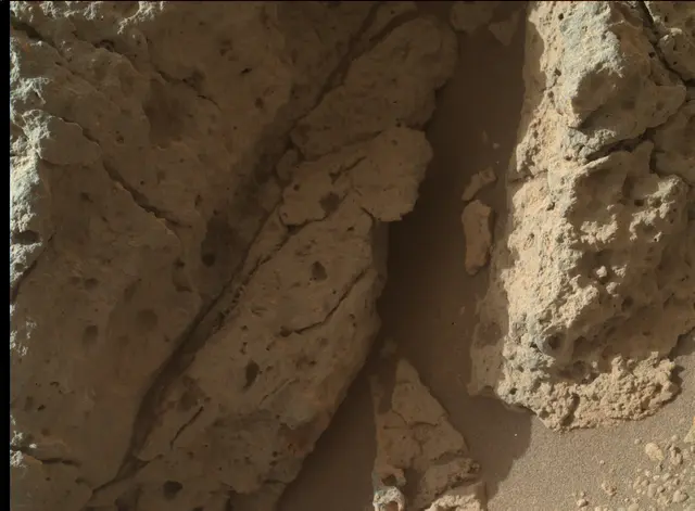 Sol 303: Mars Hand Lens Imager (MAHLI)