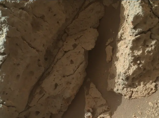 Sol 303: Mars Hand Lens Imager (MAHLI)