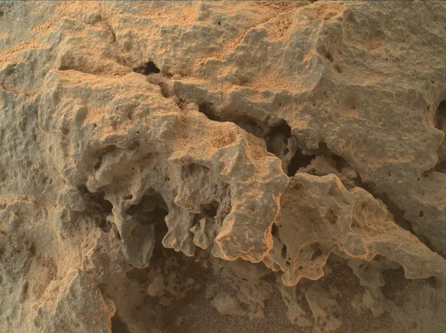 Sol 304: Mars Hand Lens Imager (MAHLI)