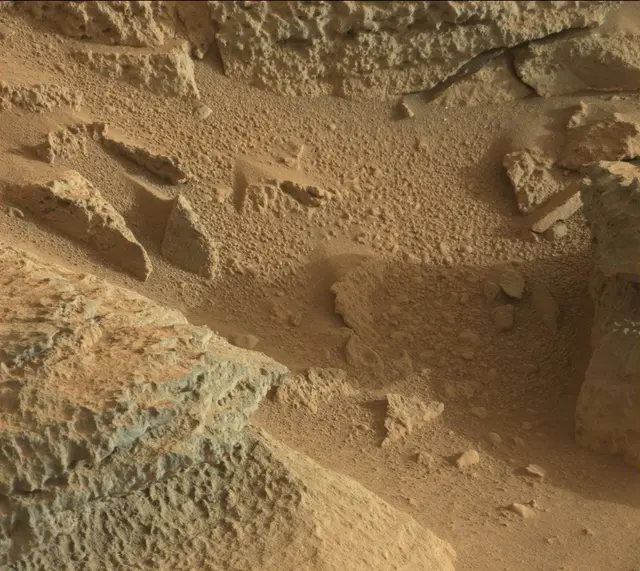 Sol 318: Mast Camera (Mastcam)