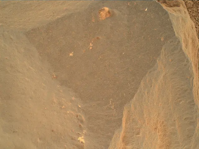 Sol 472: Mars Hand Lens Imager (MAHLI)