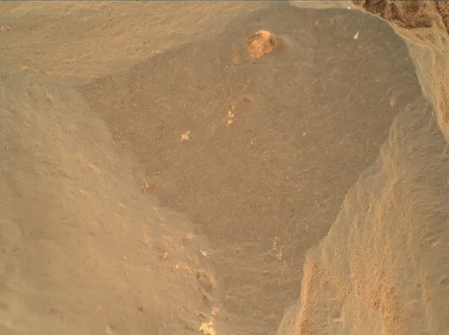 Sol 472: Mars Hand Lens Imager (MAHLI)