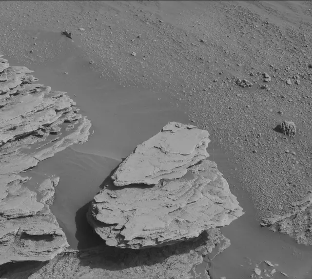 Sol 2579: Mast Camera (Mastcam)