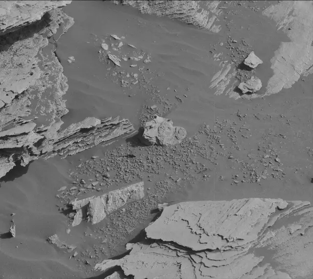 Sol 2579: Mast Camera (Mastcam)