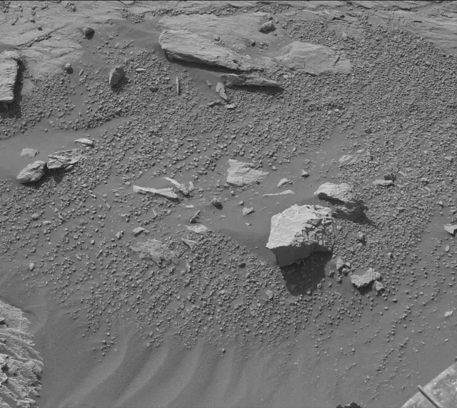 Sol 2579: Mast Camera (Mastcam)