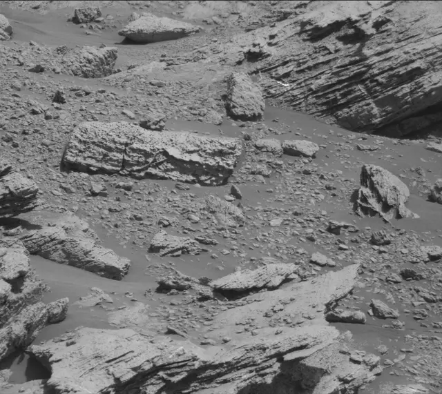 Sol 2586: Mast Camera (Mastcam)