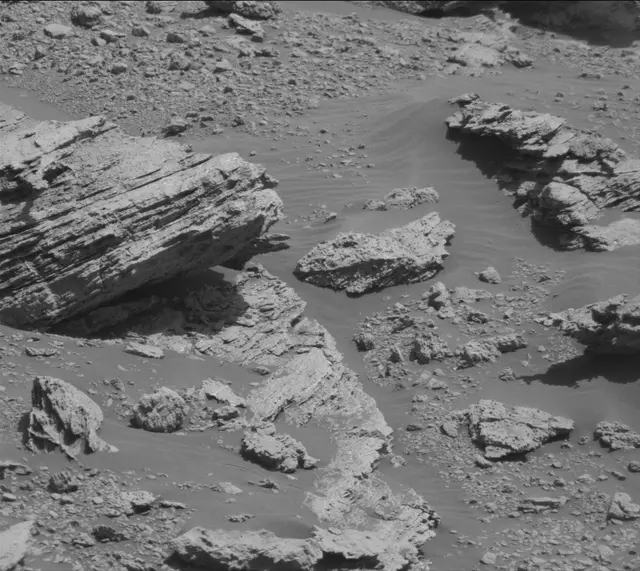 Sol 2586: Mast Camera (Mastcam)