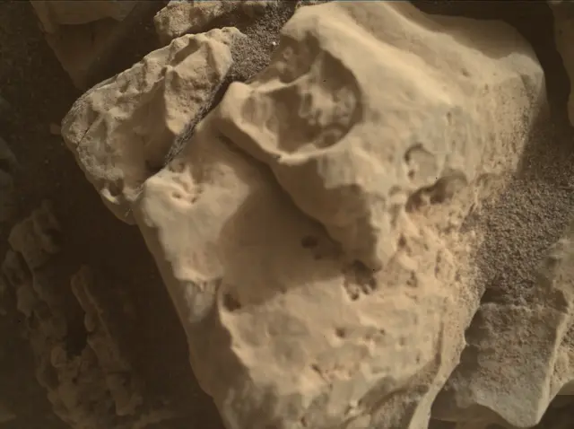 Sol 2690: Mars Hand Lens Imager (MAHLI)