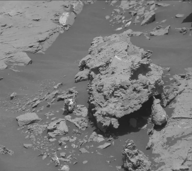 Sol 3085: Mast Camera (Mastcam)
