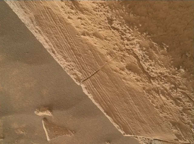 Sol 4135: Mars Hand Lens Imager (MAHLI)